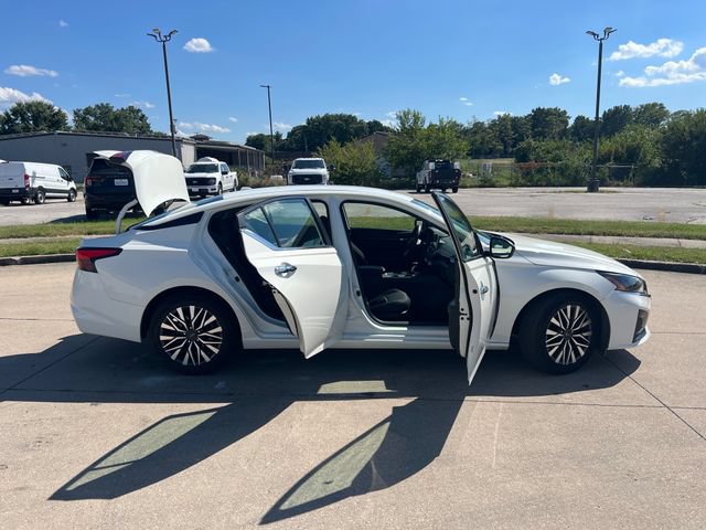 Used 2025 Nissan Altima 2.5 SV FWD image 12