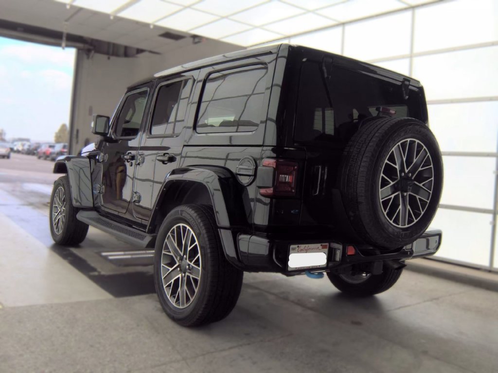 Used 2022 Jeep Wrangler Unlimited Sahara AWD/4WD image 4