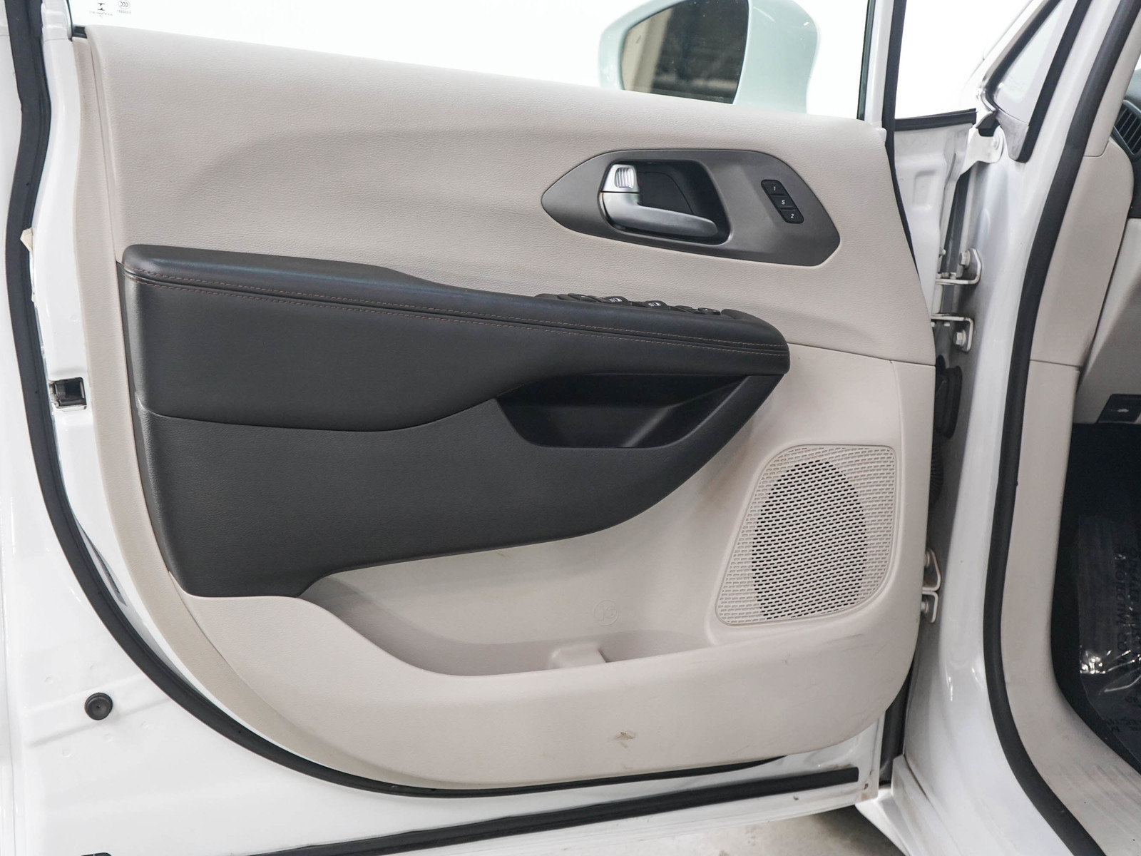 Used 2020 Chrysler Pacifica Touring-L Plus FWD image 23