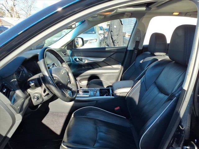 Used 2018 INFINITI Q70 Luxe image 19