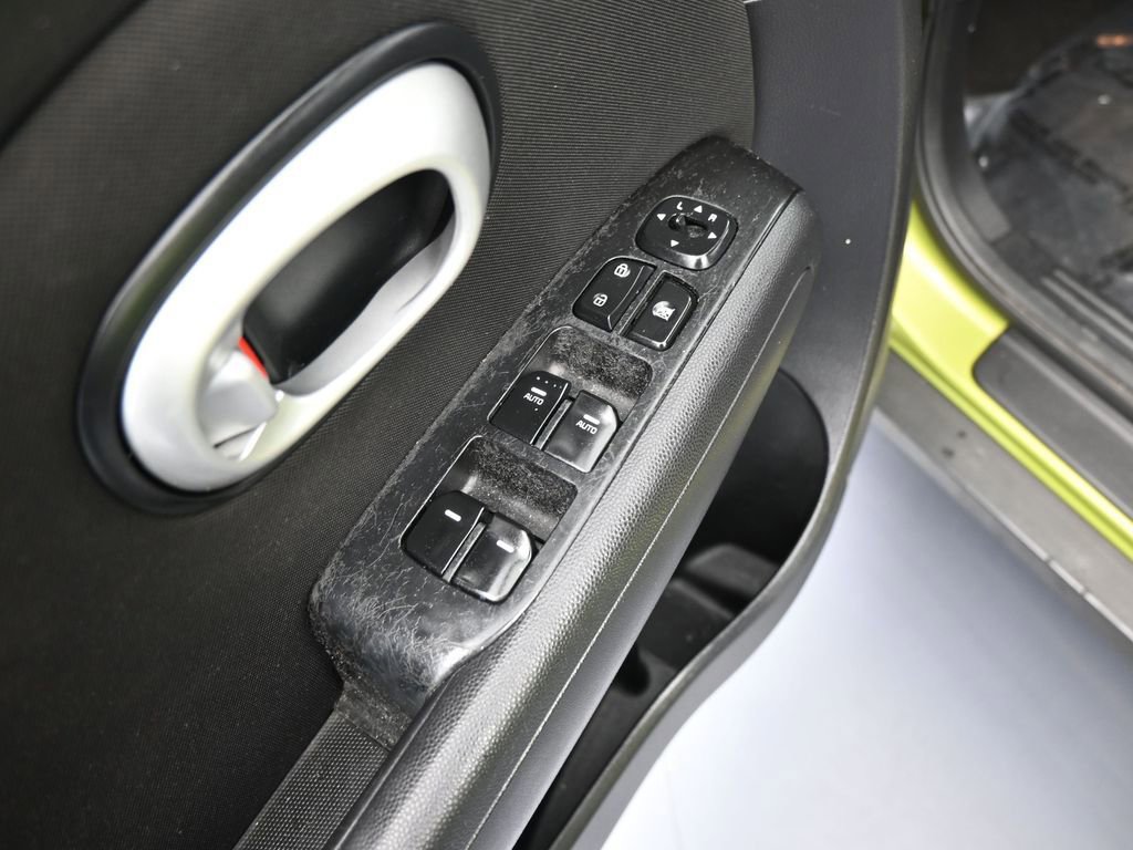 Used 2016 Kia Soul + image 13