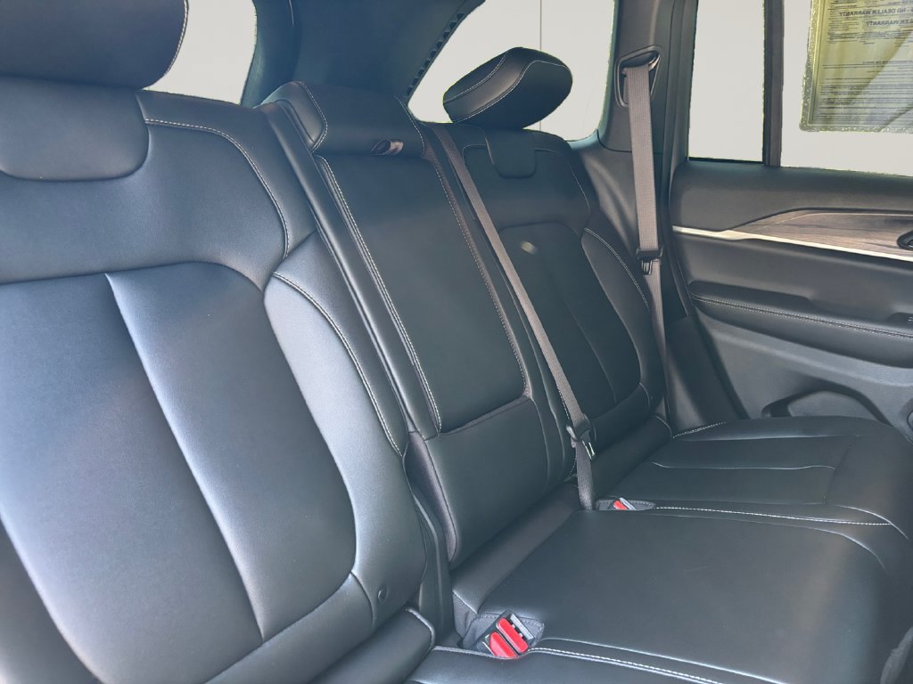 Used 2025 Jeep Grand Cherokee Limited RWD image 17