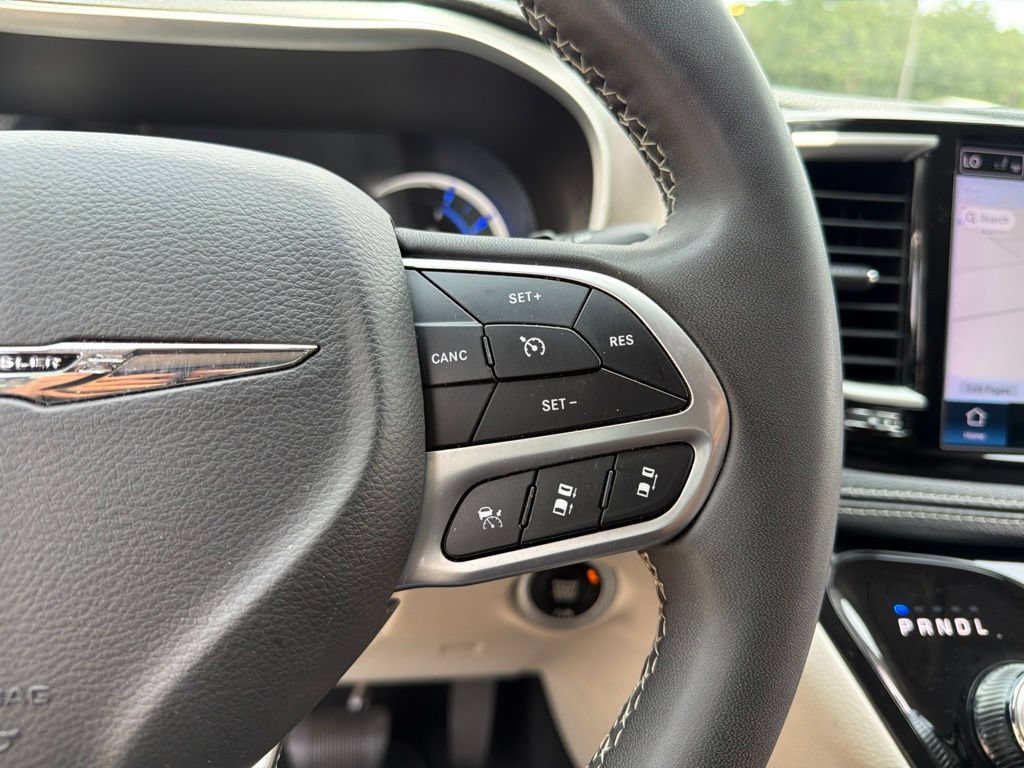 Used 2024 Chrysler Pacifica Limited FWD image 18