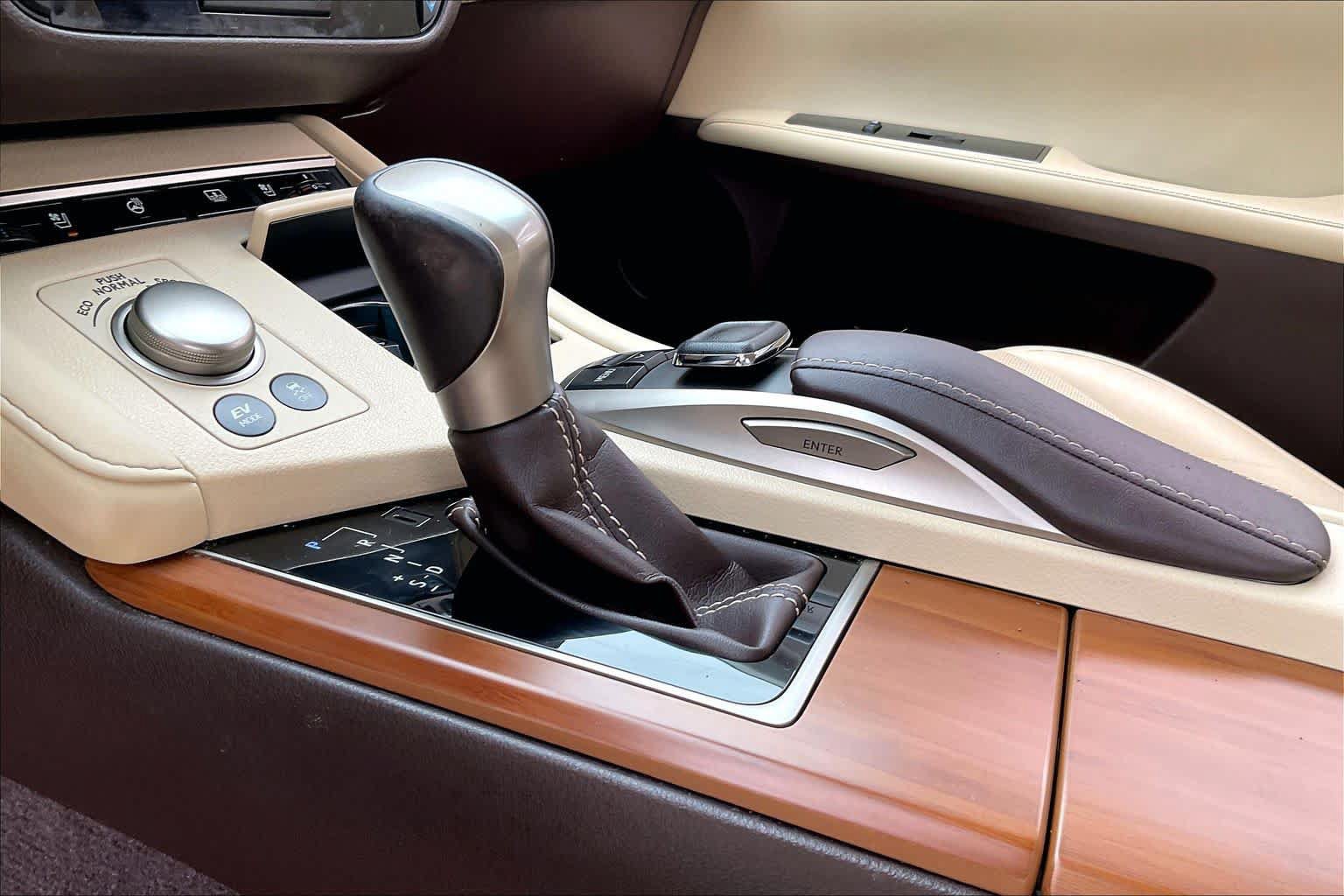 Used 2016 Lexus ES 300h w/ Luxury Package w/Wood Trim FWD image 16