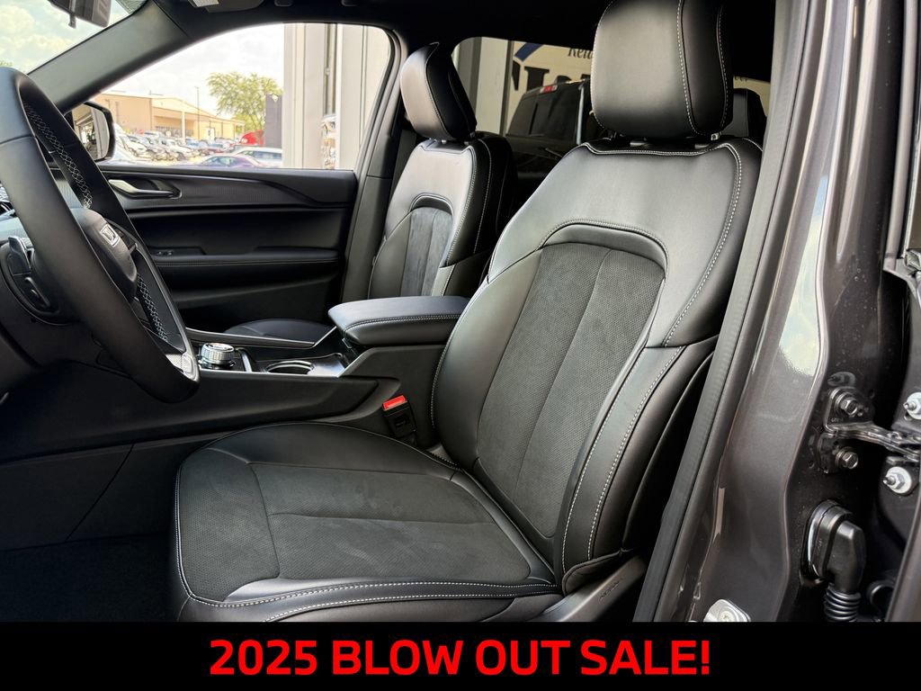 New 2025 Jeep Grand Cherokee L Altitude image 23