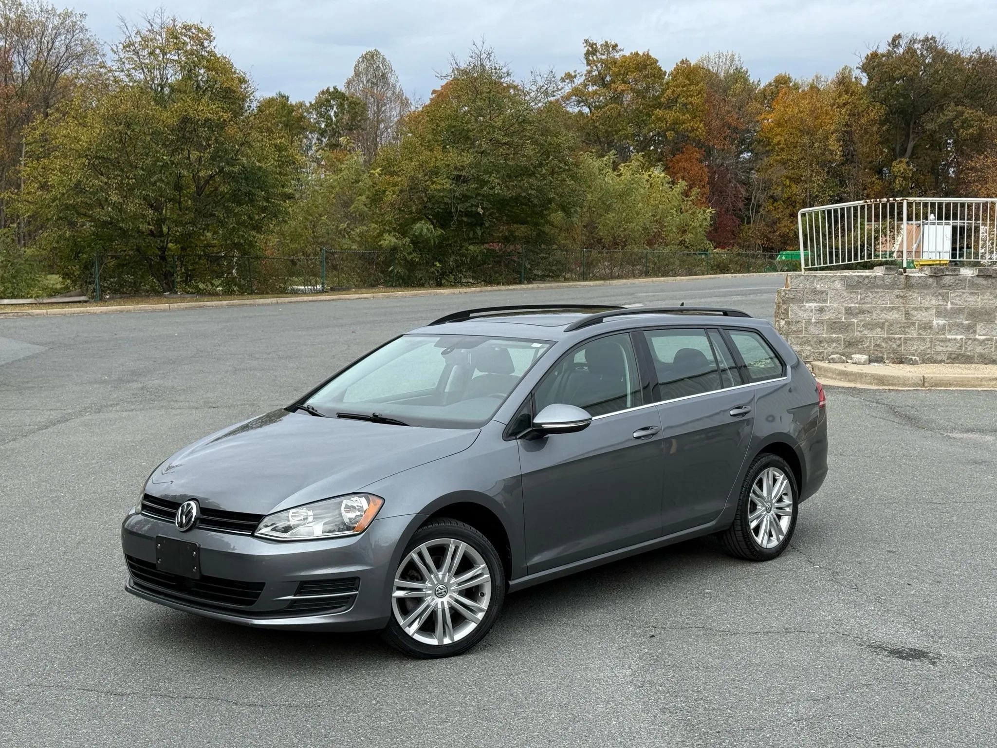 Used 2016 Volkswagen Golf Limited Edition image 1