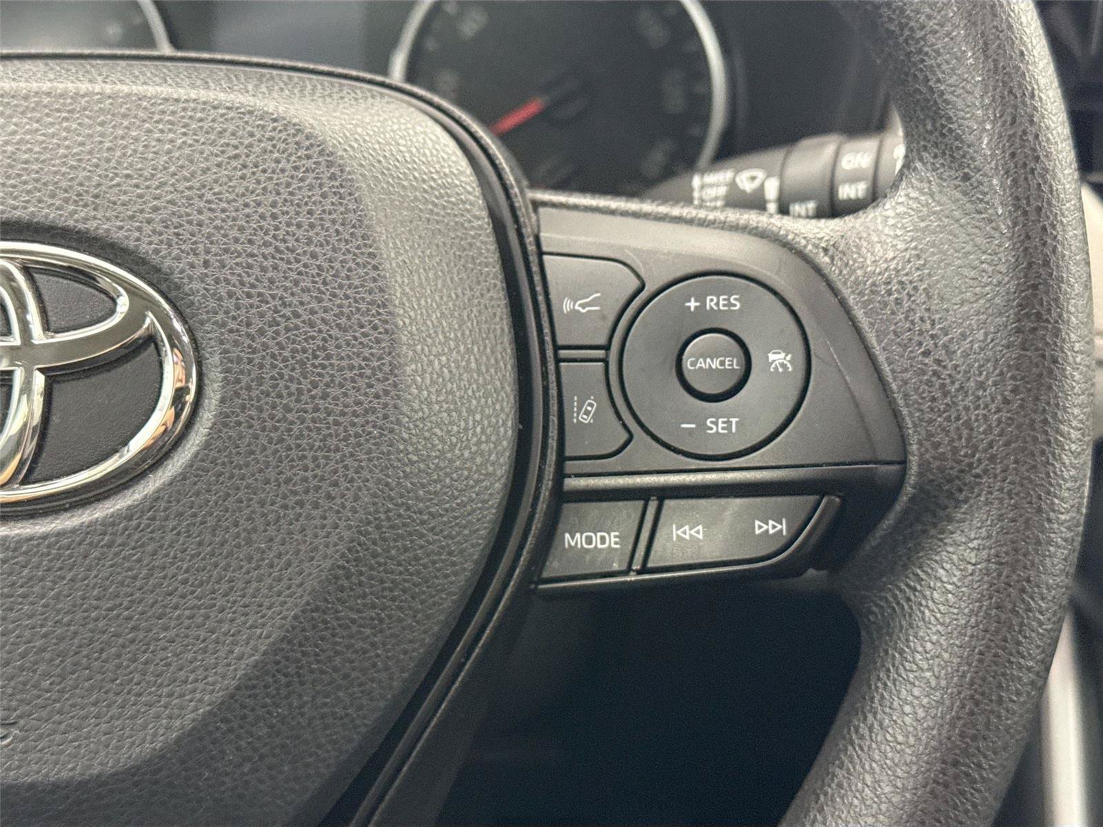 Used 2022 Toyota RAV4 XLE FWD image 17