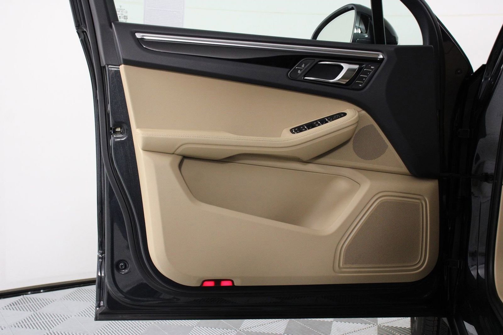 Certified 2025 Porsche Macan image 20