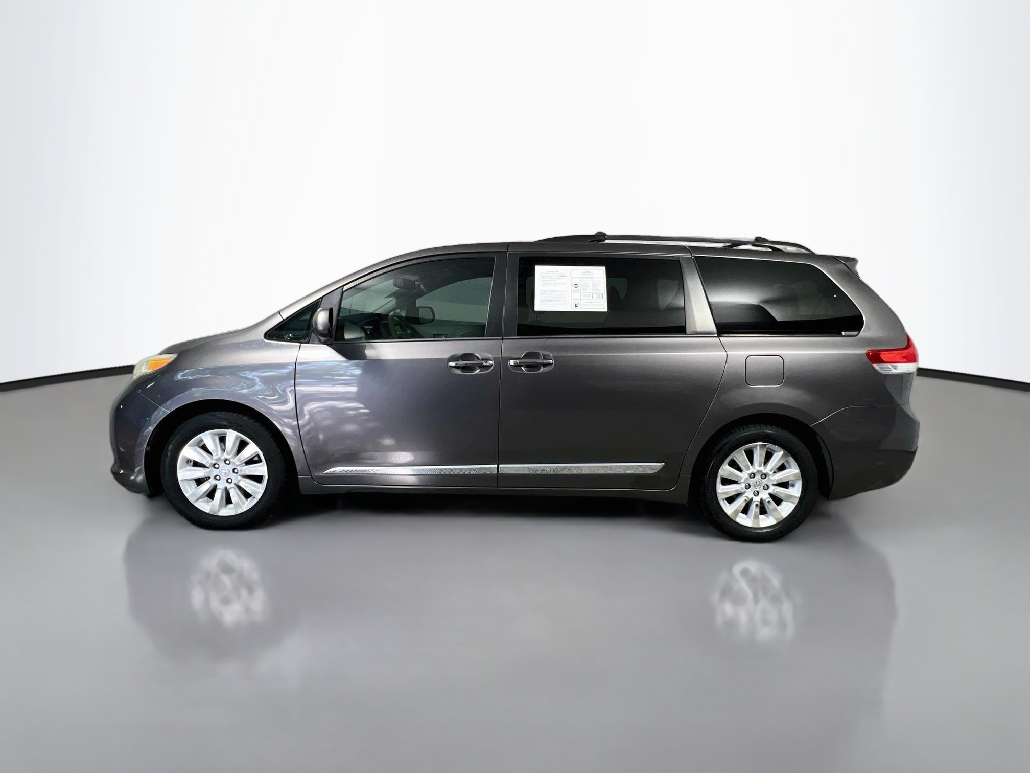 Used 2013 Toyota Sienna XLE w/ Entertainment Pkg AWD/4WD image 9
