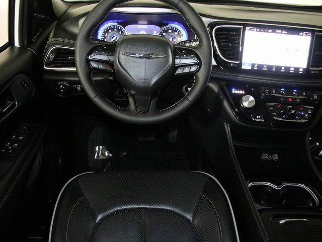Used 2025 Chrysler Pacifica Limited image 3