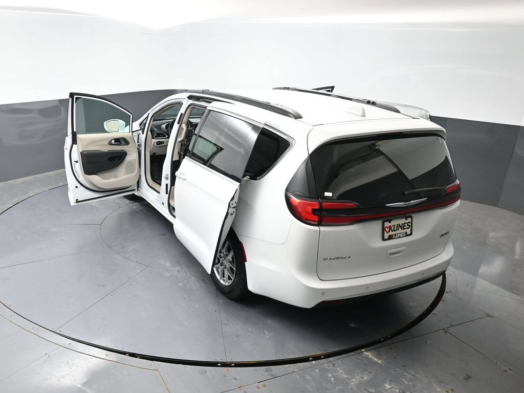 Used 2022 Chrysler Pacifica Touring-L FWD image 34