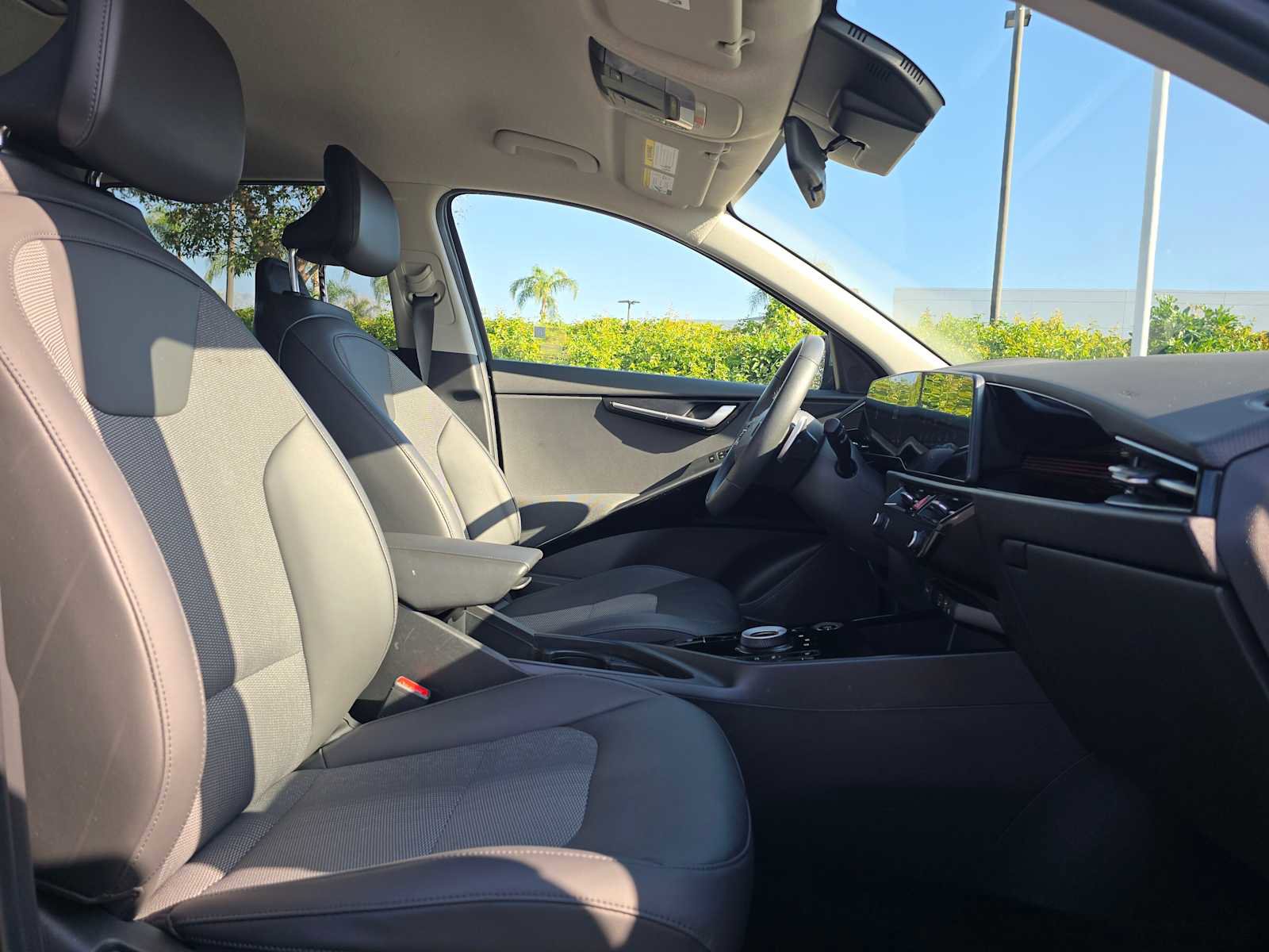 Used 2023 Kia Niro EX image 11