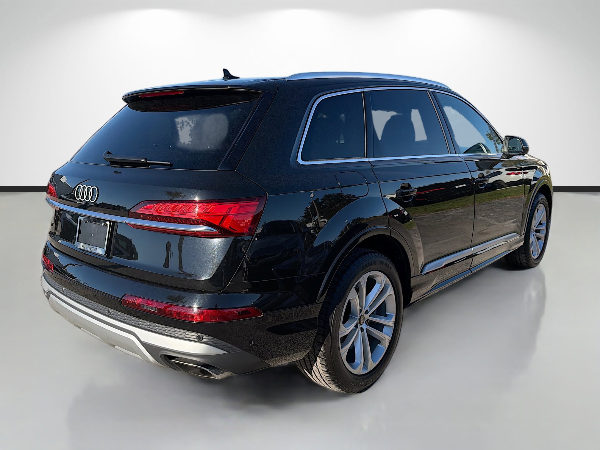Certified 2025 Audi Q7 3.0T Premium Plus image 3