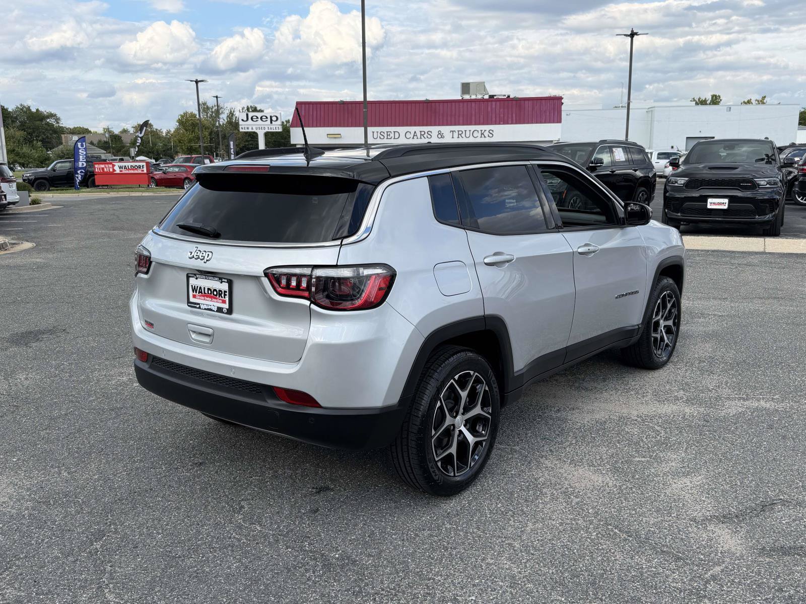 Used 2024 Jeep Compass Limited AWD/4WD image 2