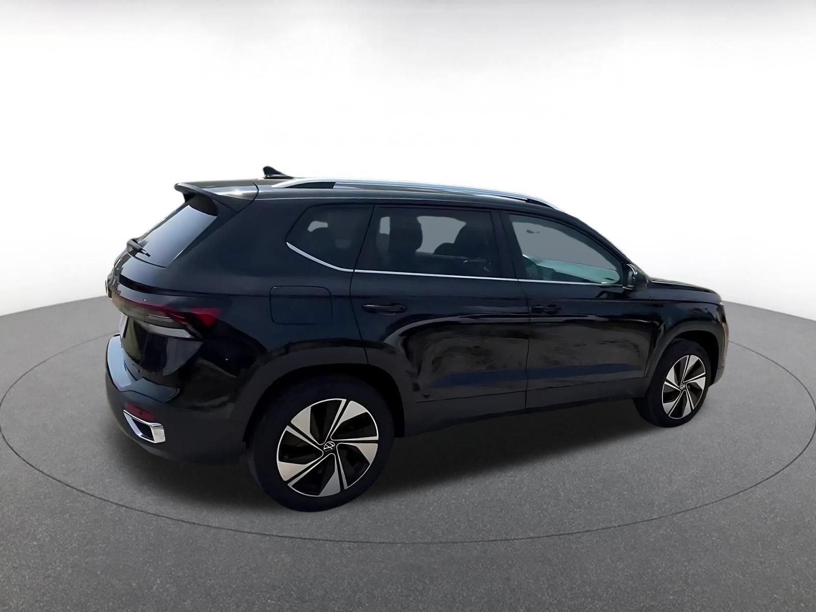 Used 2025 Volkswagen Taos SE AWD/4WD image 14