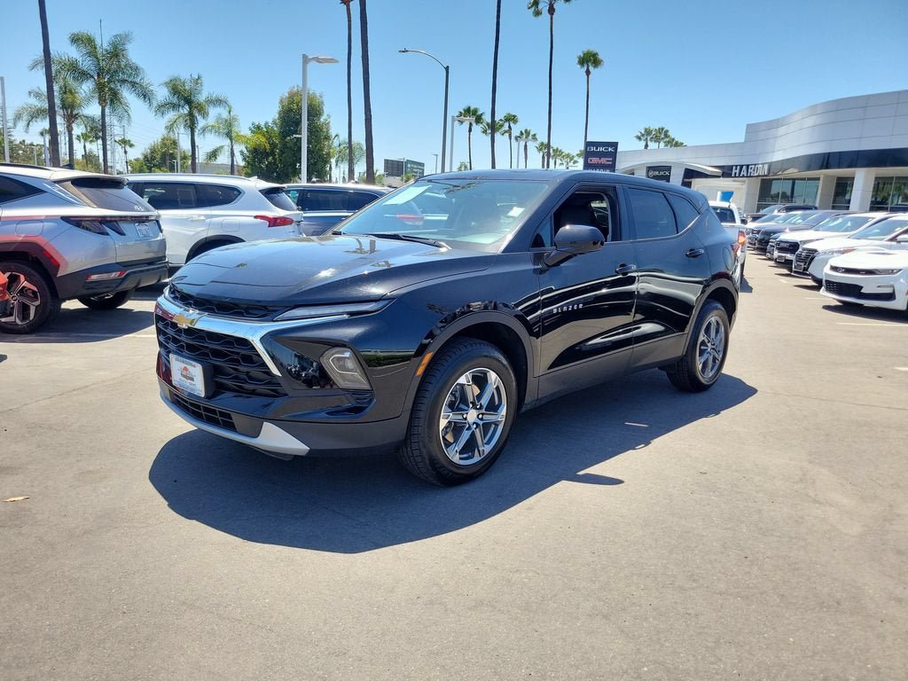 Used 2025 Chevrolet Blazer LT FWD image 2