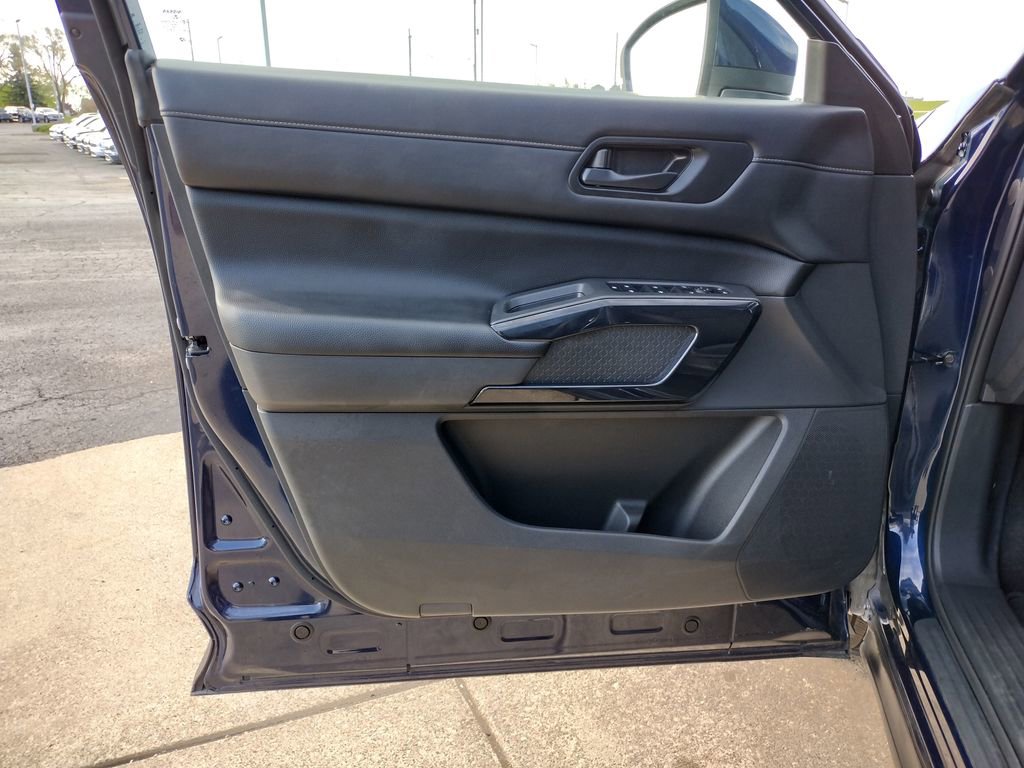 Used 2025 Nissan Pathfinder SV FWD image 9