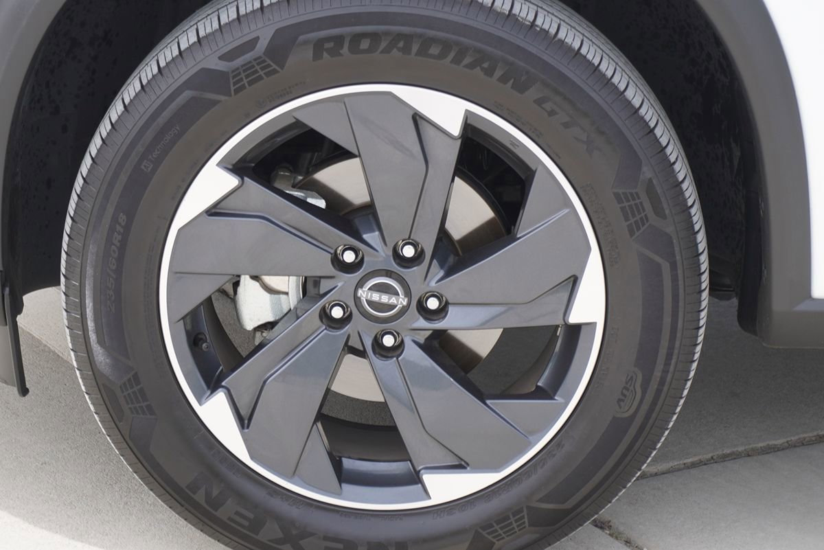 Used 2024 Nissan Rogue SV image 4