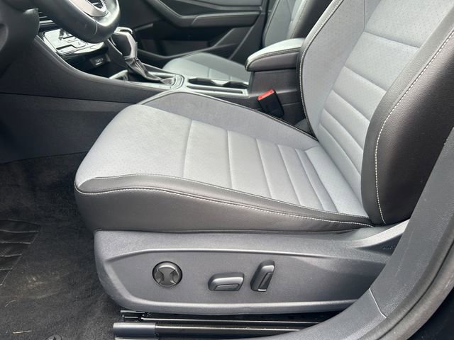 Used 2025 Volkswagen Jetta SE image 19