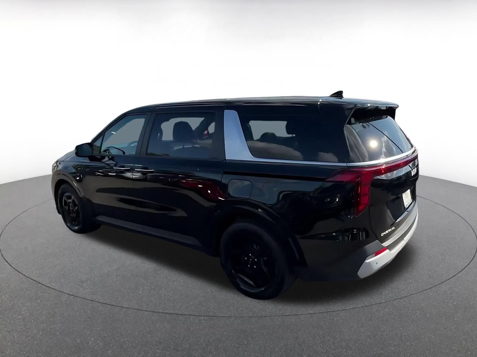 Used 2026 Kia Carnival FWD image 8
