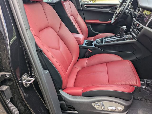 Used 2025 Porsche Macan AWD/4WD image 31