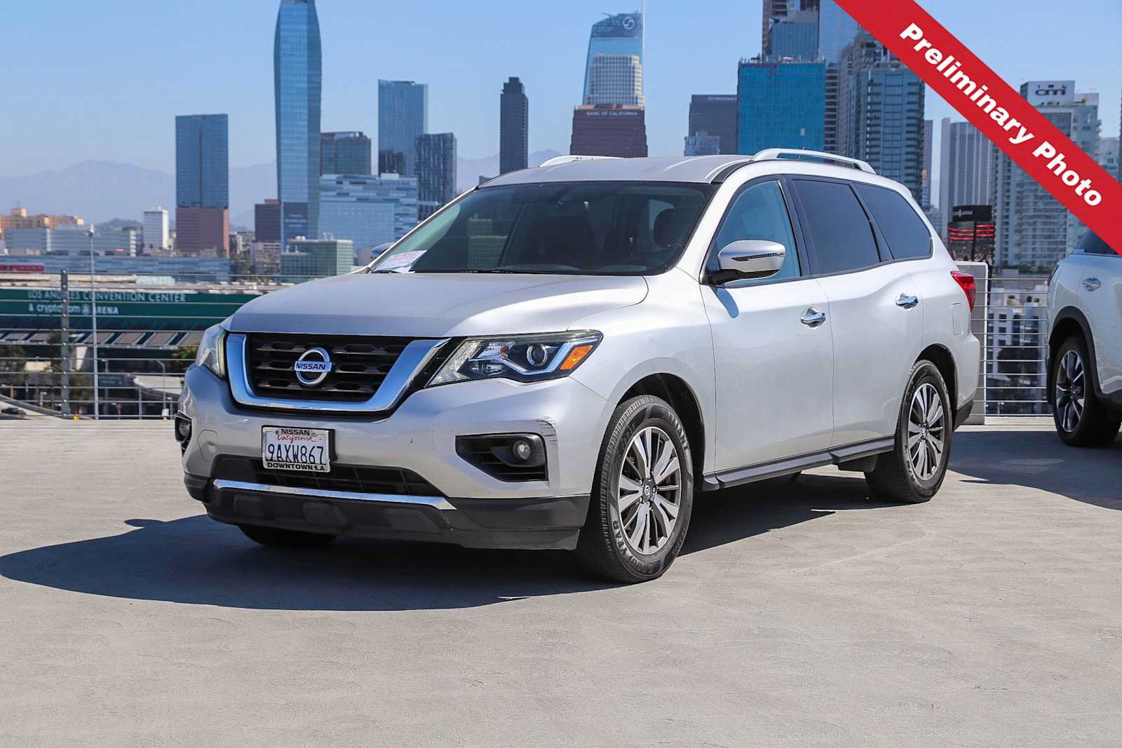 Used 2017 Nissan Pathfinder SV FWD image 1