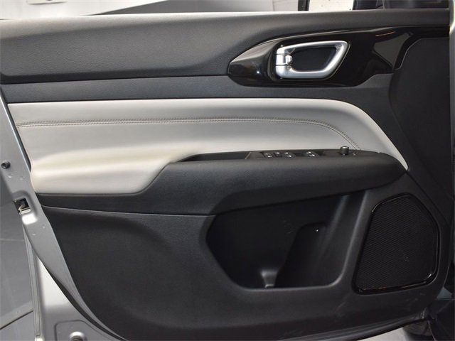 Used 2022 Jeep Compass Limited image 16