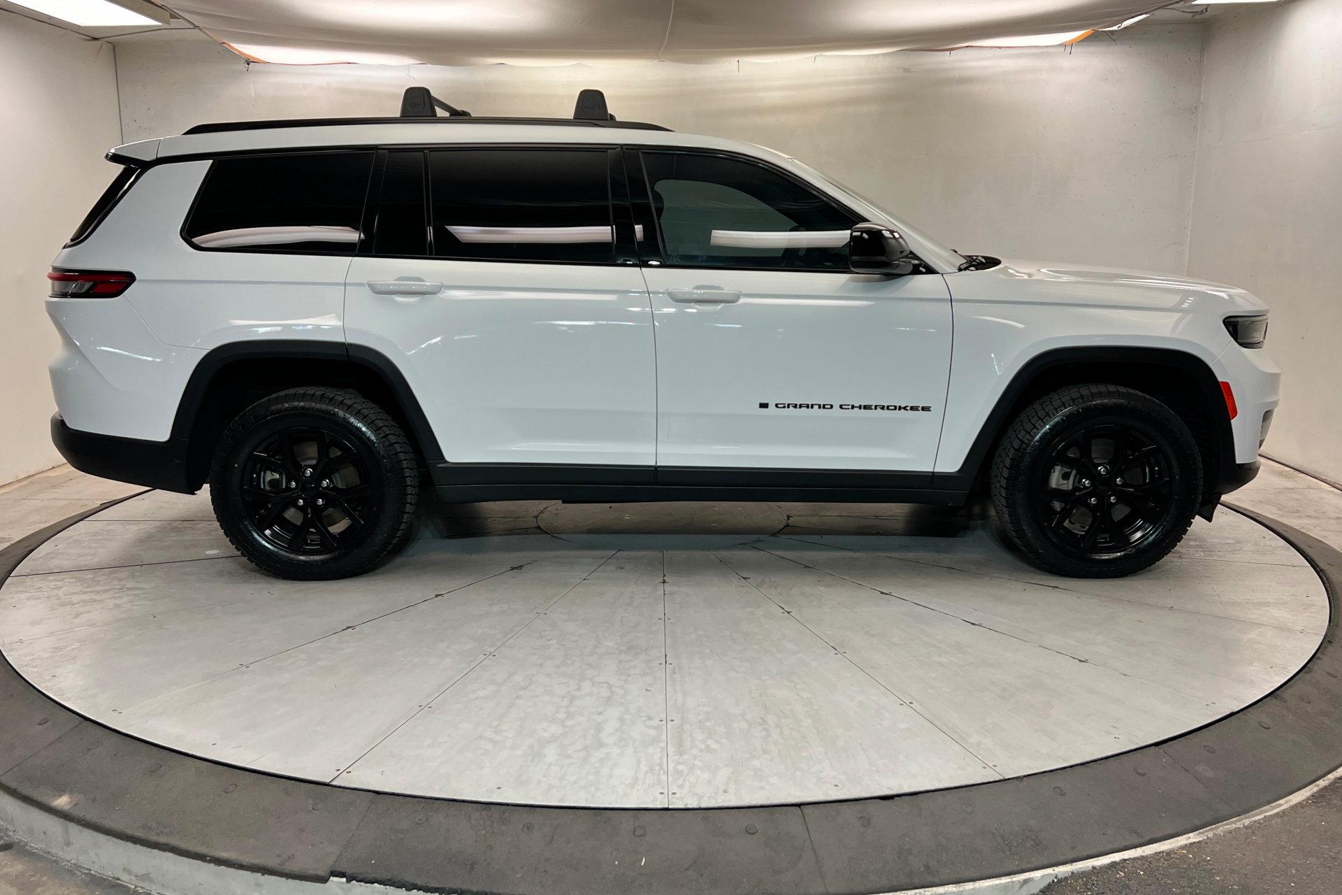 Certified 2024 Jeep Grand Cherokee L Laredo AWD/4WD image 6