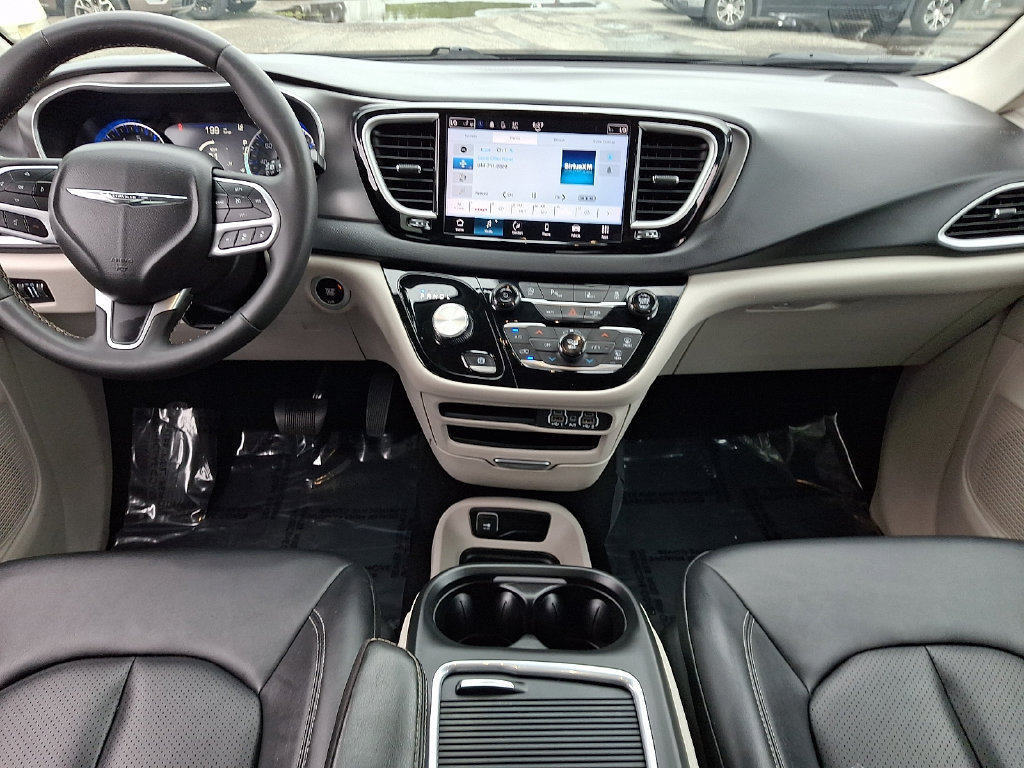 Used 2024 Chrysler Pacifica Touring-L FWD image 16
