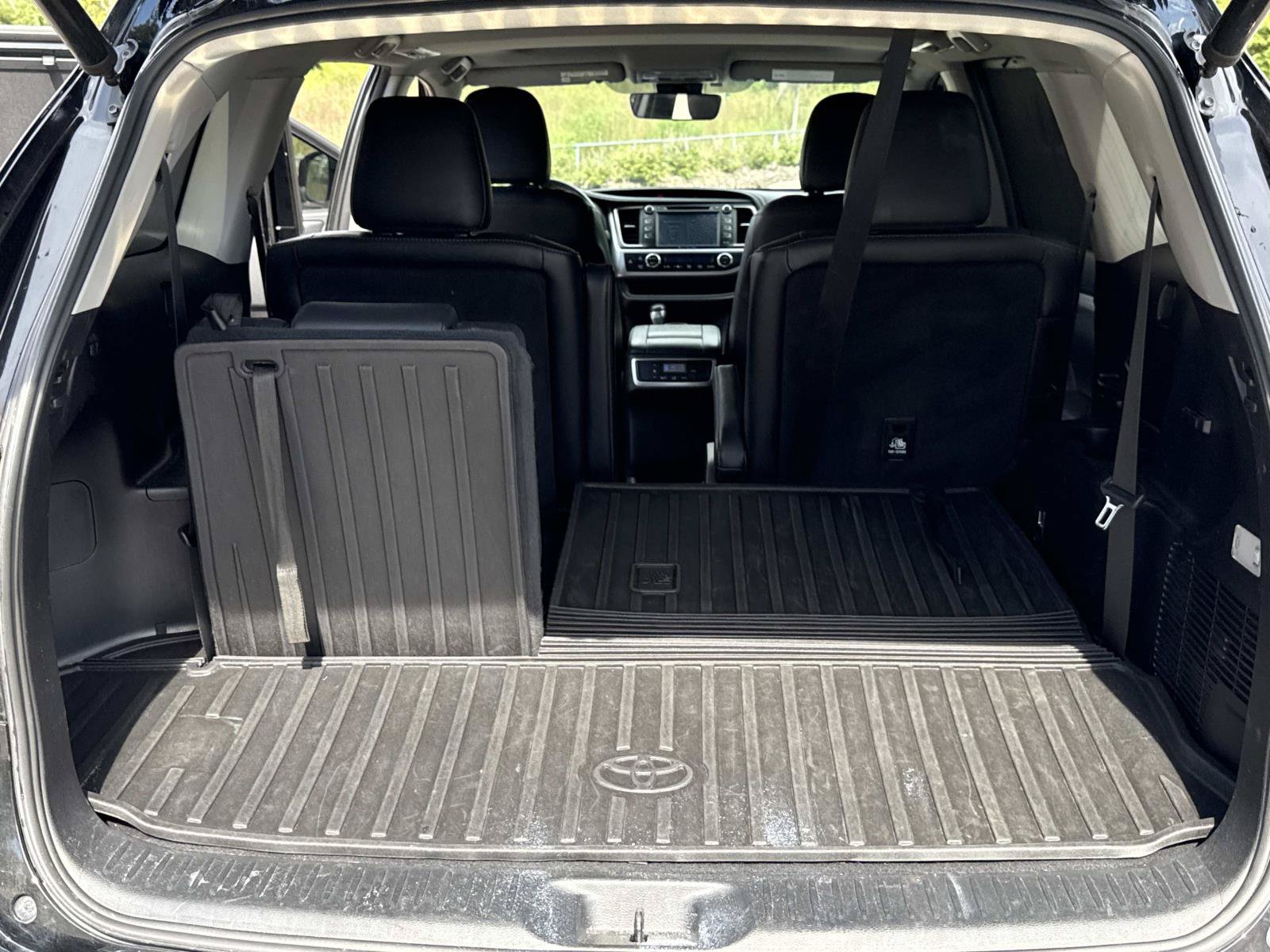 Used 2019 Toyota Highlander XLE AWD/4WD image 35