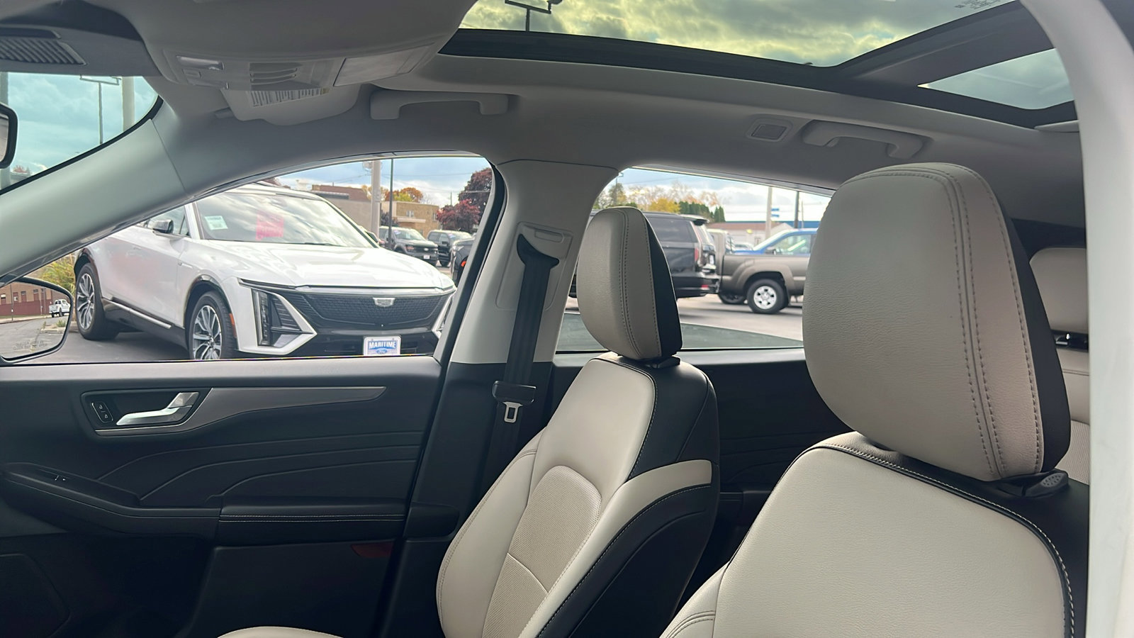 Used 2022 Ford Escape Titanium w/ Class II Trailer Tow Package image 13