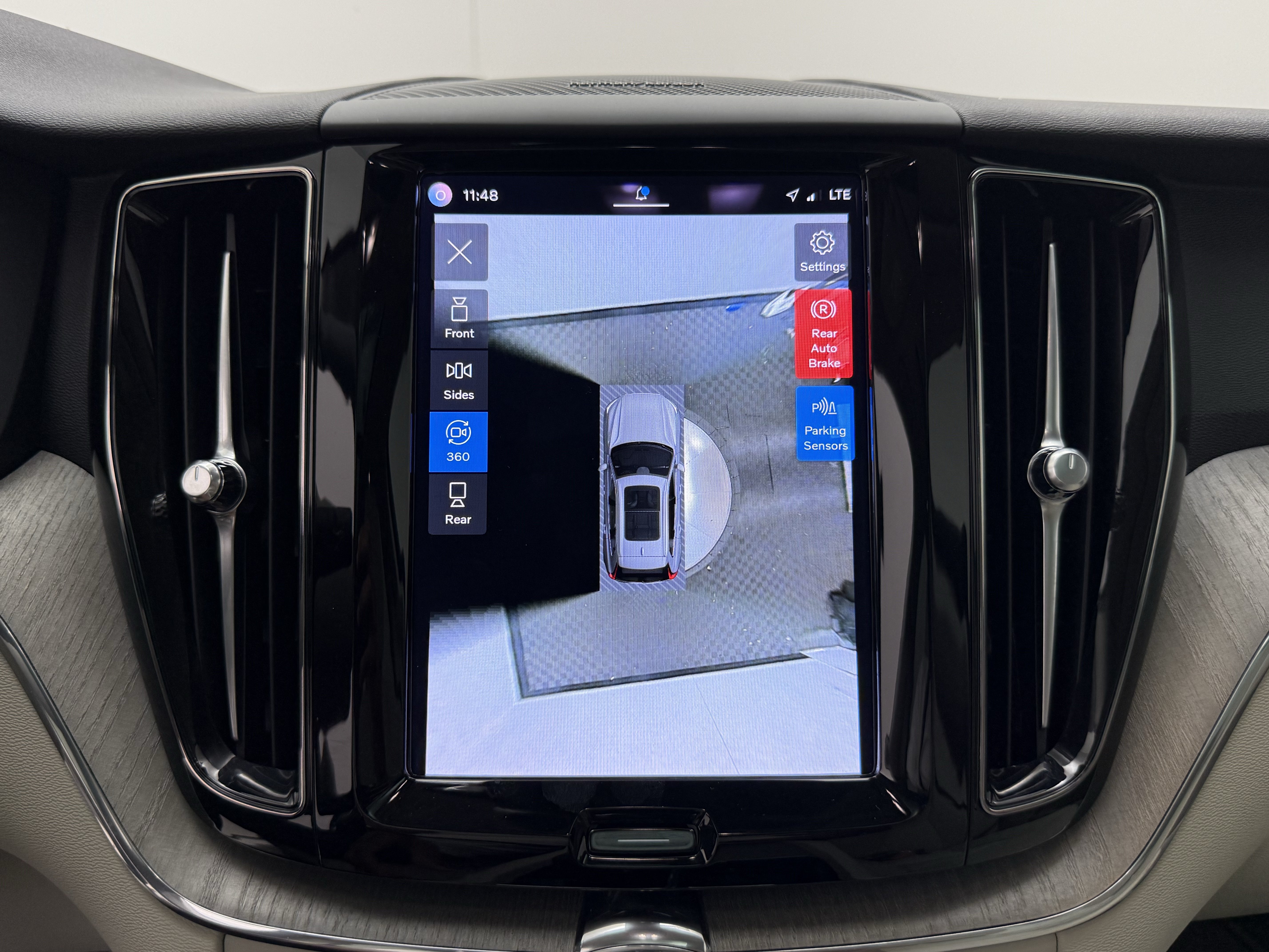 Certified 2023 Volvo XC60 B5 Plus w/ Climate Package FWD image 18