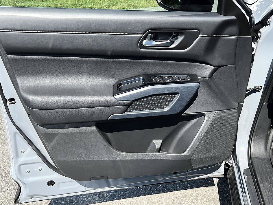 Certified 2025 Nissan Pathfinder SL FWD image 19