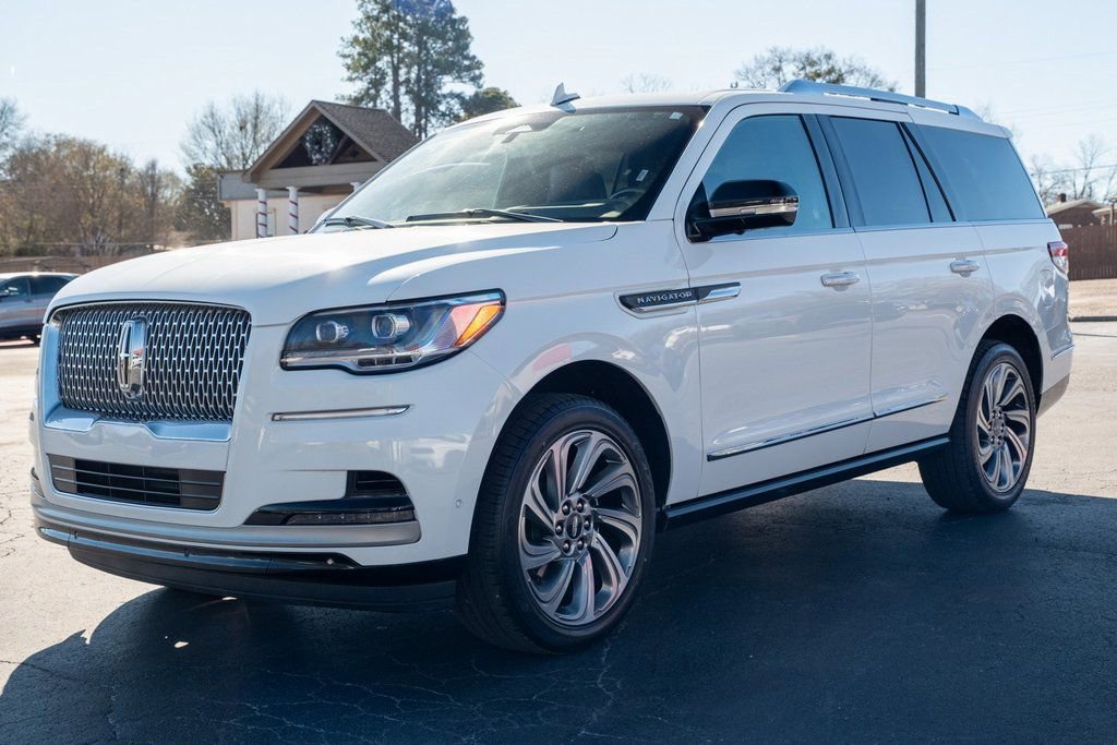 Used 2023 Lincoln Navigator Reserve image 3
