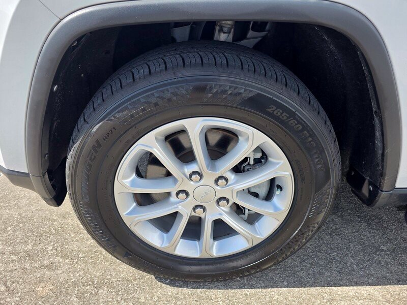 Certified 2022 Jeep Grand Cherokee Laredo E RWD image 9