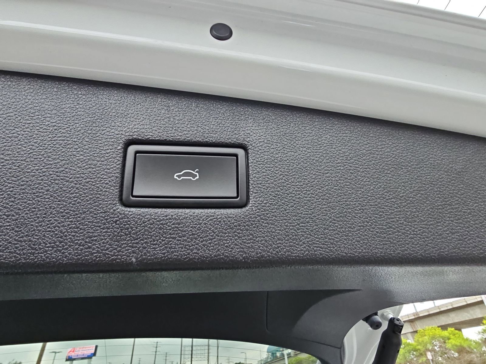 Used 2022 Volkswagen Tiguan SE R-Line image 15