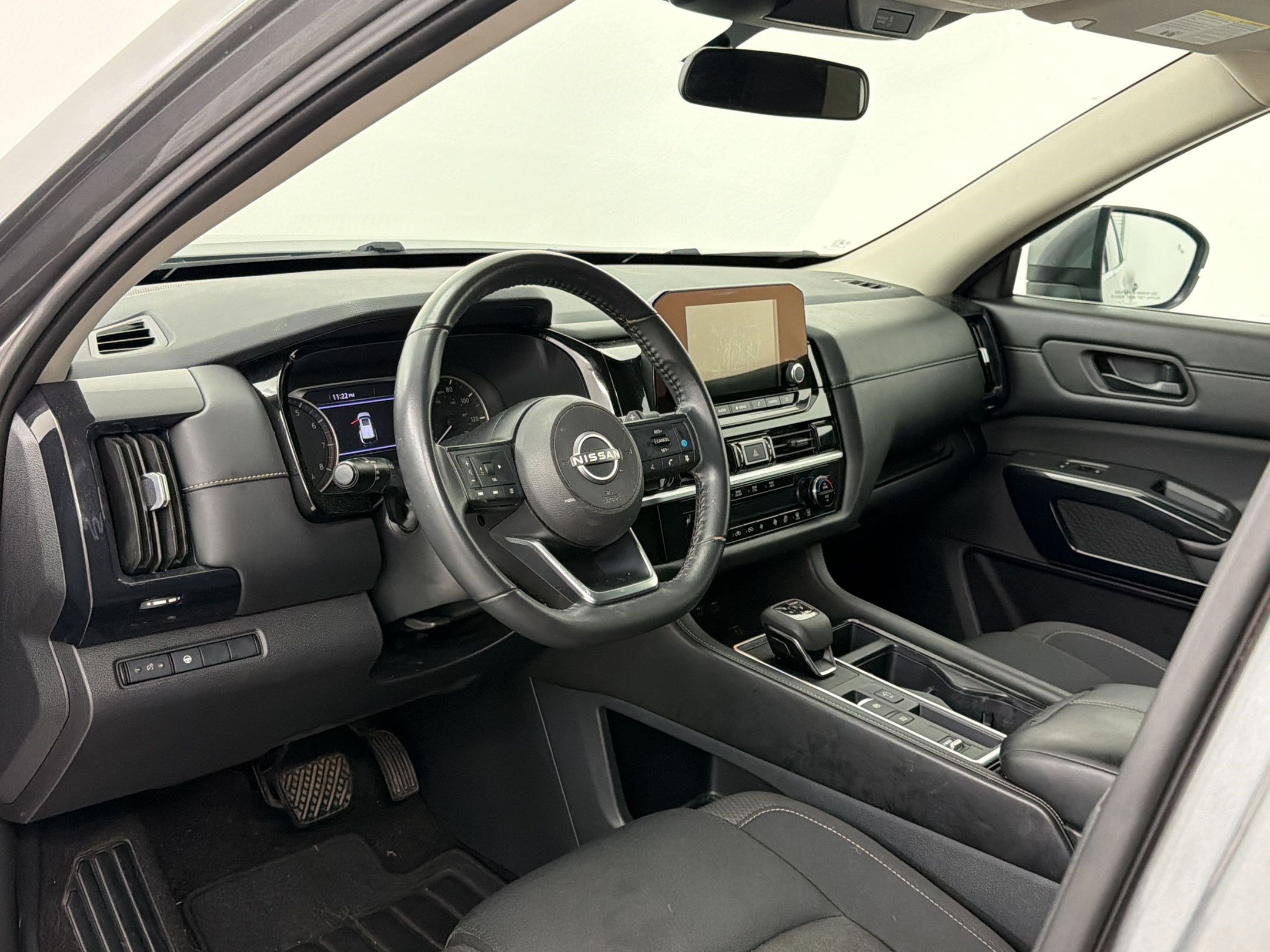 Used 2024 Nissan Pathfinder SV FWD image 4