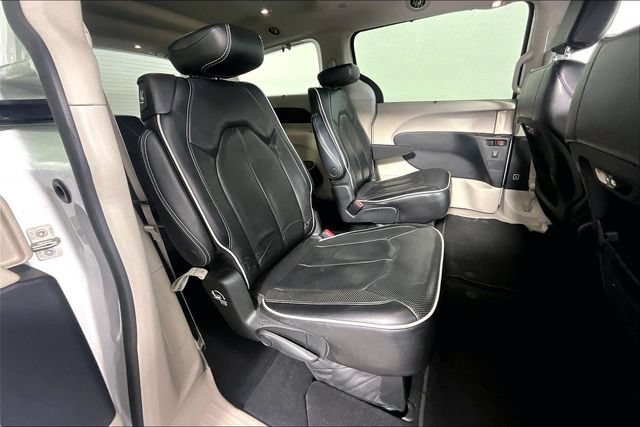 Used 2023 Chrysler Pacifica Limited FWD image 27
