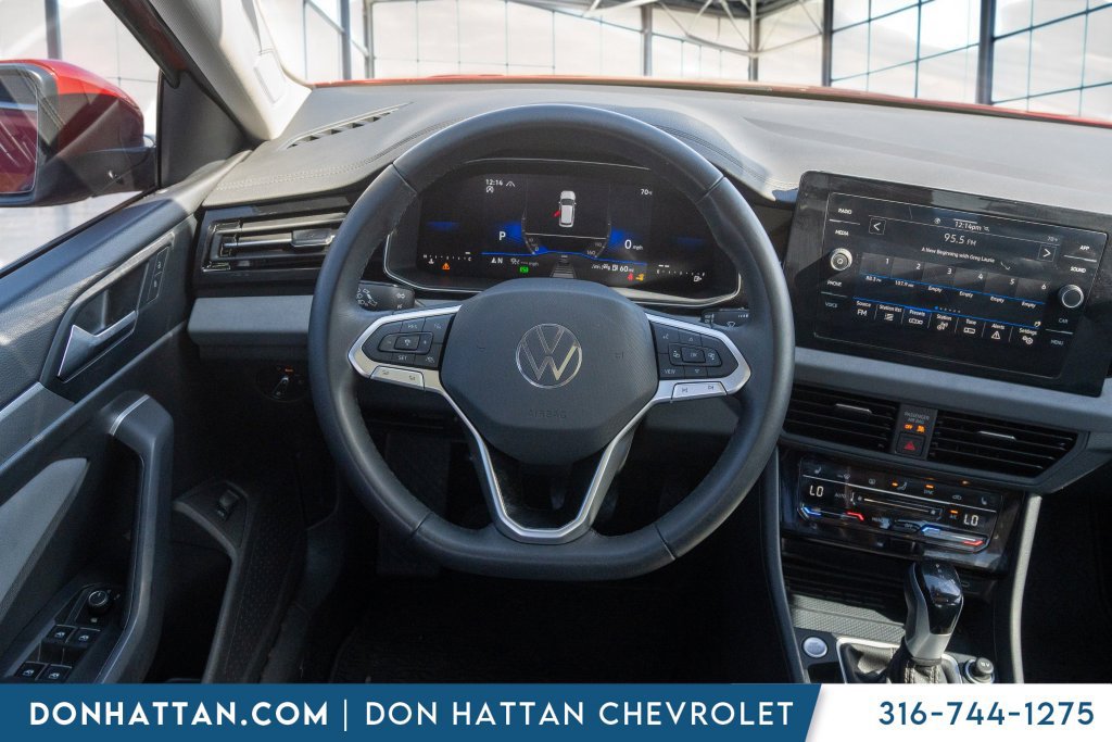 Used 2025 Volkswagen Jetta SE FWD image 5
