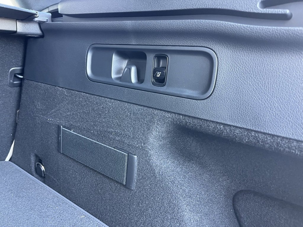 Used 2025 Mercedes-Benz GLC 350e 4MATIC image 58