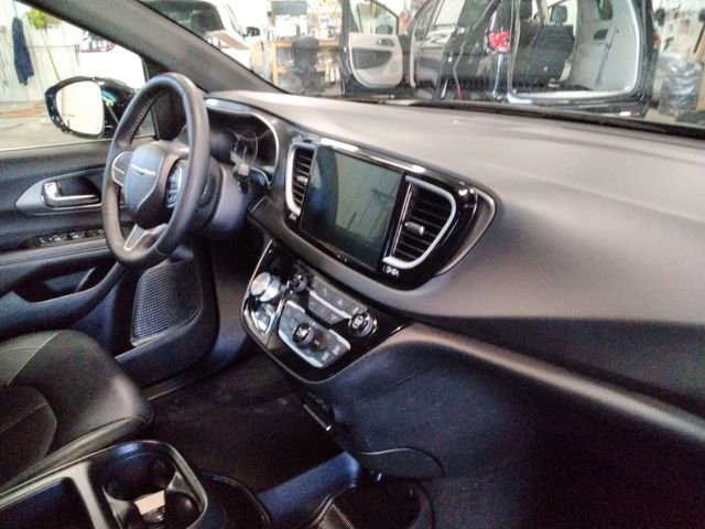 Used 2025 Chrysler Pacifica Select image 21