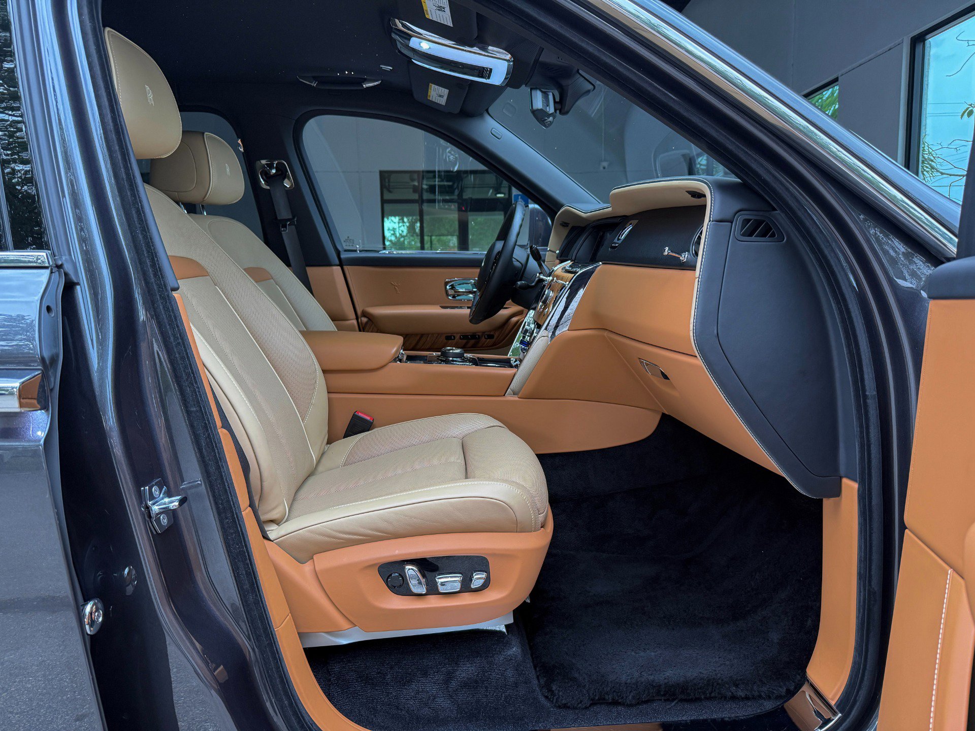 Used 2022 Rolls-Royce Cullinan AWD/4WD image 32