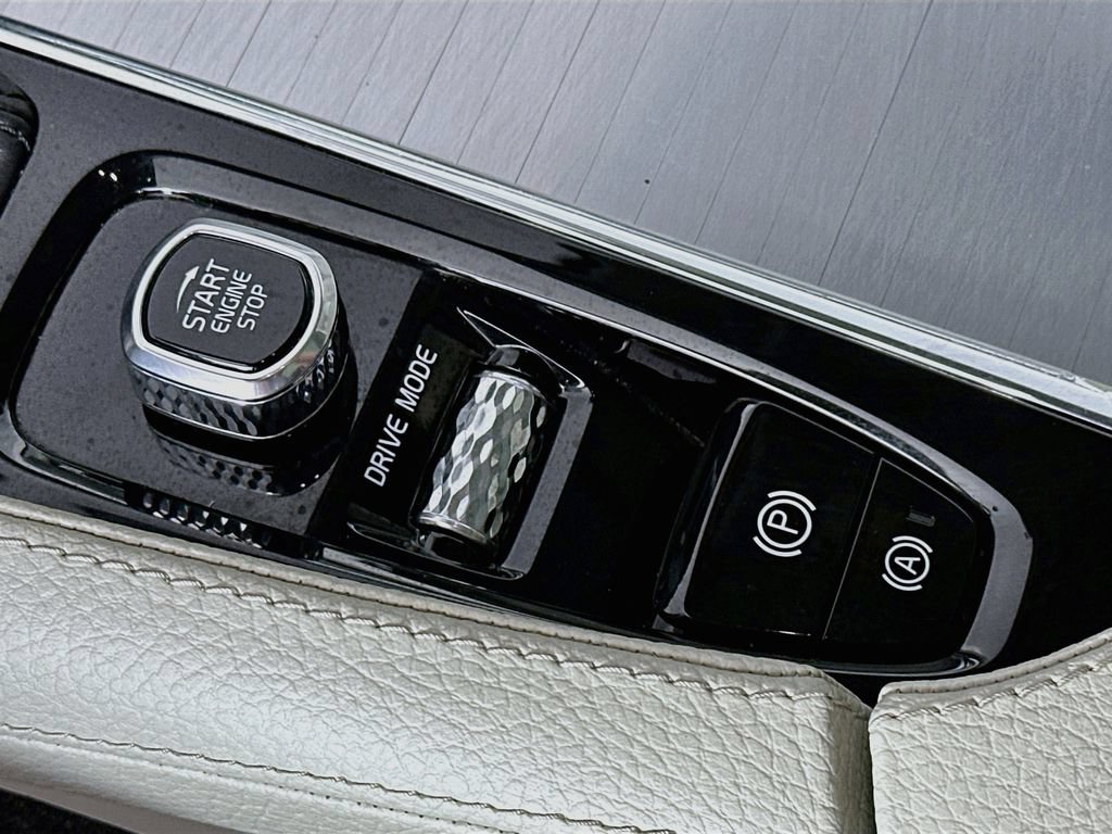 Used 2018 Volvo XC90 T6 Momentum w/ Convenience Package AWD/4WD image 27
