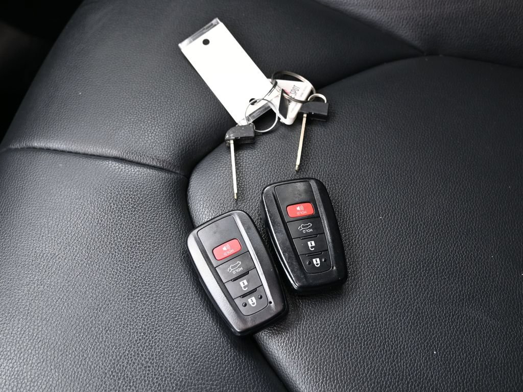 Used 2023 Toyota Highlander XLE AWD/4WD image 32