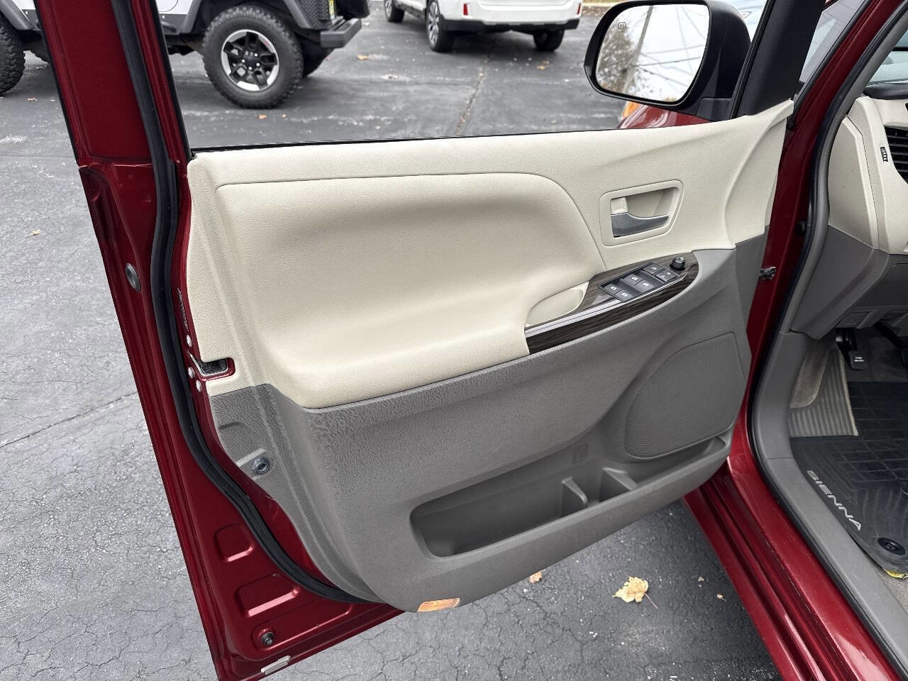 Used 2015 Toyota Sienna image 9