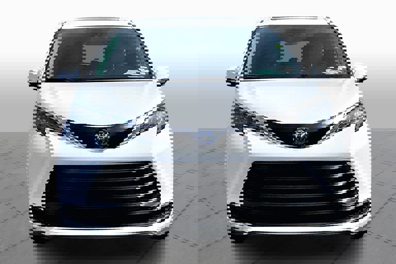 Used 2025 Toyota Sienna LE w/ LE Plus Package image 4