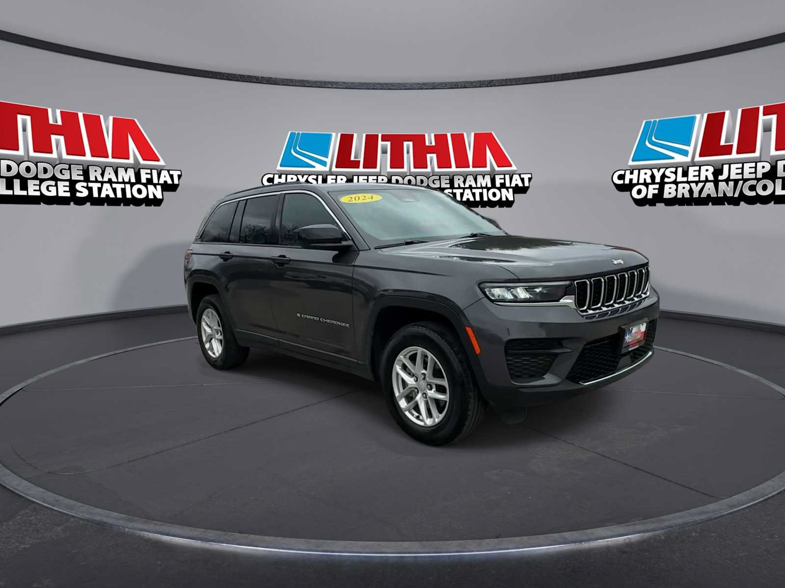 Used 2024 Jeep Grand Cherokee Laredo X w/ Trailer Tow Package AWD/4WD video 2