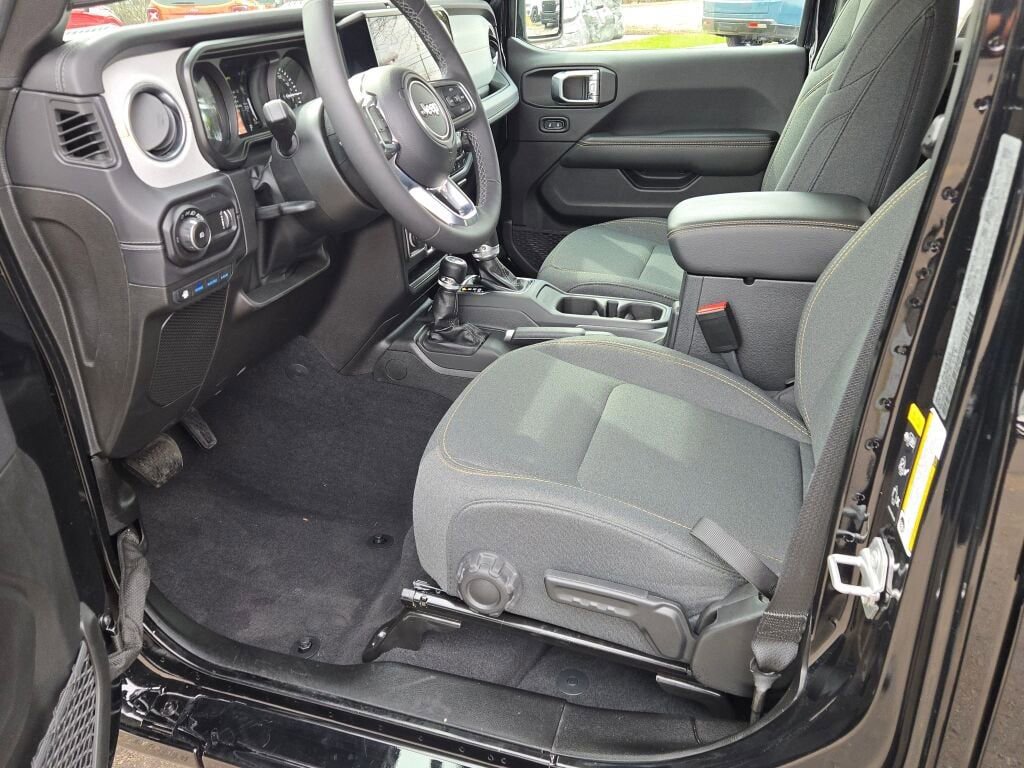 Certified 2025 Jeep Wrangler Unlimited Sahara w/ Safety Group image 21