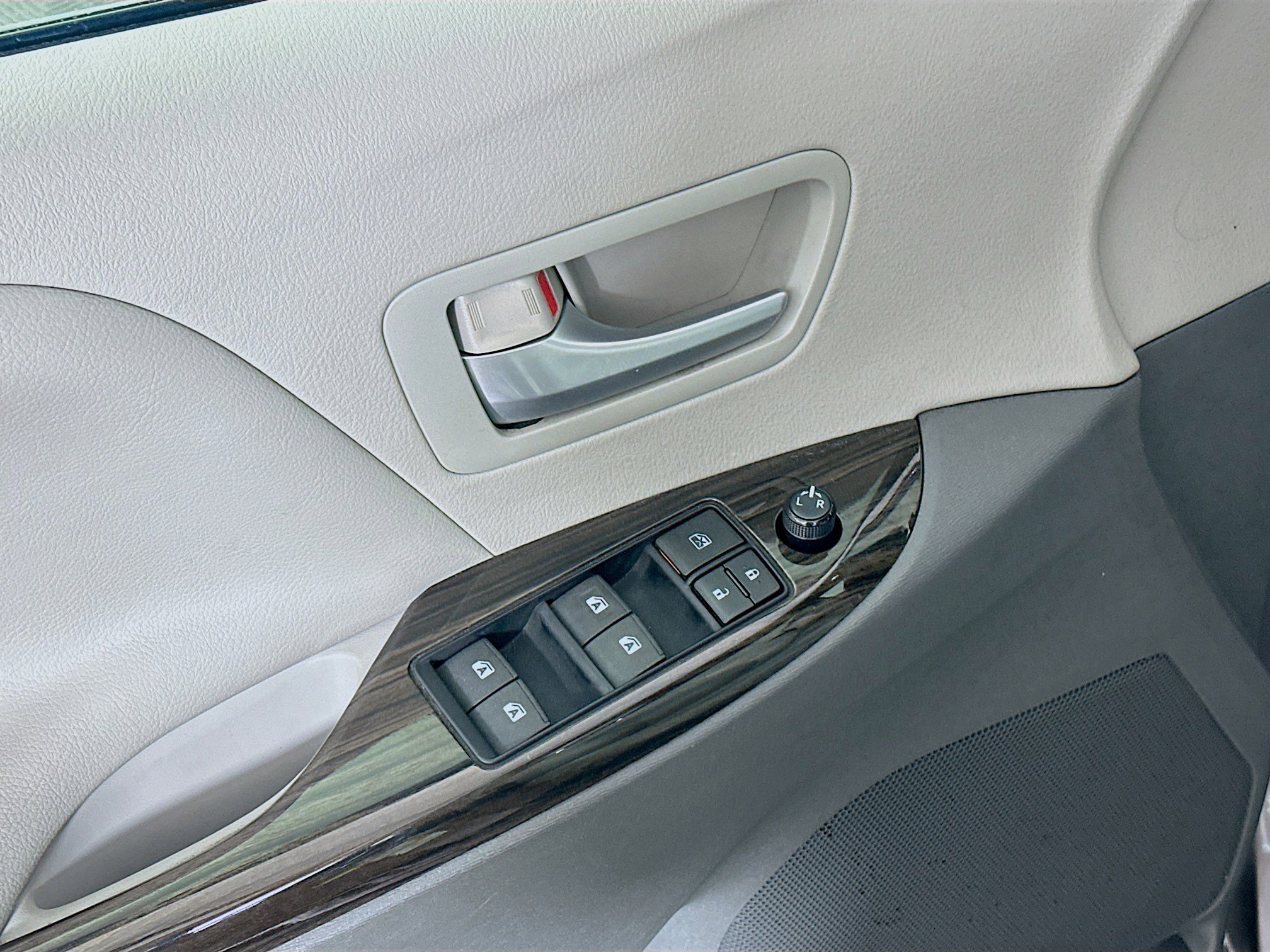 Used 2015 Toyota Sienna XLE w/ XLE Navigation Package image 15