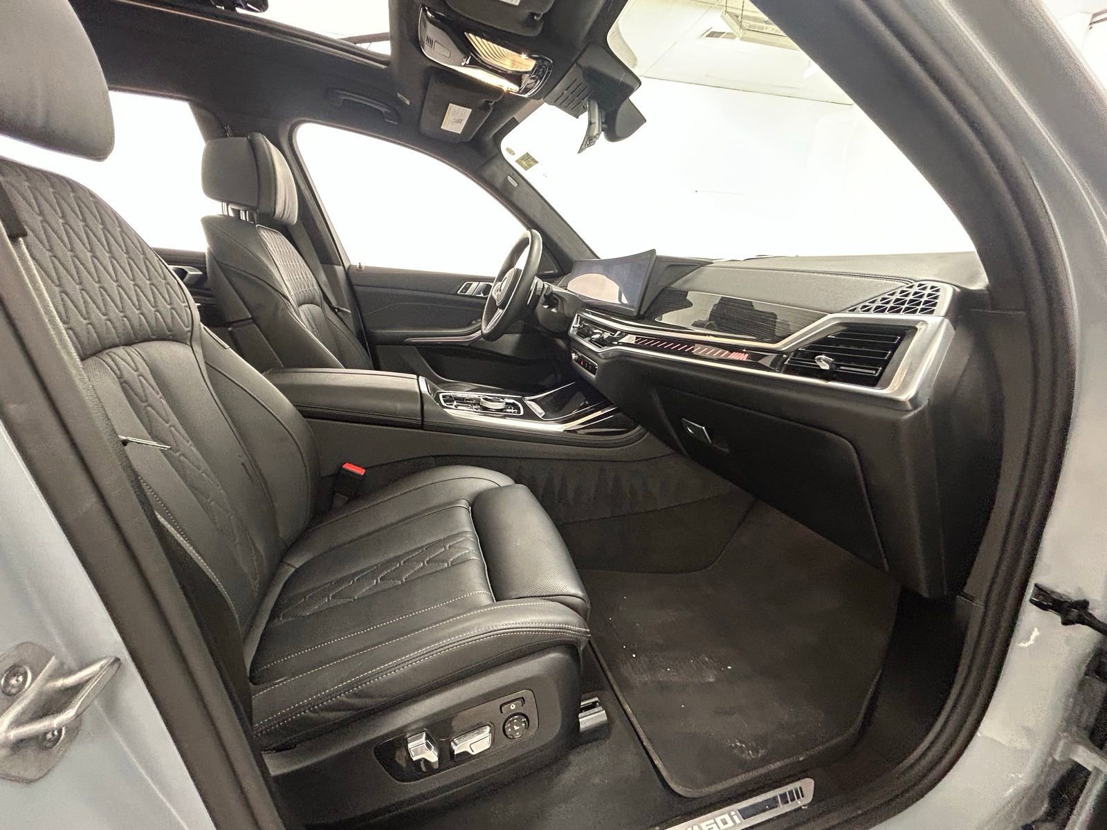 Used 2025 BMW X7 M60i w/ Executive Package image 44